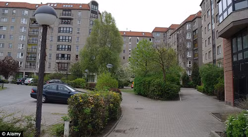 Và hiện tại mảnh đất xưa kia có khu hầm ngầm dành cho Hitler là một bãi đỗ xe ô tô.