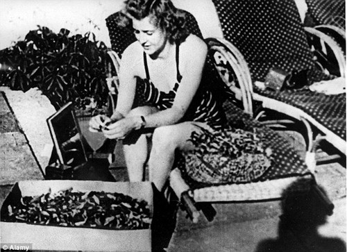 Cũng chính tại đây, Hiter đã kết hôn với Eva Braun trước khi họ cùng tự tử. Trong ảnh là Eva Braun, người đã chết cùng Hitler trước ngày Berlin thất thủ.