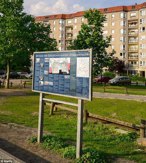 Tại đây, vào năm 2006, người ta có dựng lên một tấm biển di tích đơn sơ. Chính sách của Đức nhằm làm cho các địa danh của Đức Quốc xã tẻ nhạt để không khiến nó trở nên hấp dẫn với những người đồng cảm với Hitler.
