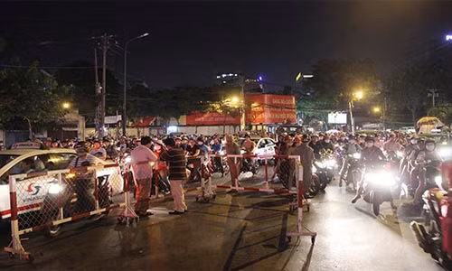 Bao dong hon chien, giet nguoi da man chi vi va cham giao thong-Hinh-3