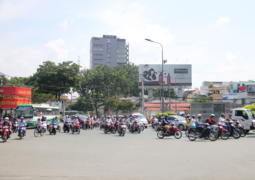 Theo quan sát của PV Kiến Thức, tại khu vực vòng xoay Dân chủ được lắp đặt rất nhiều camera quan sát tình hình giao thông và ANTT.