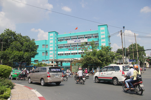 Trên lầu cao của trường THCS Lê Lợi ngay góc vòng xoay Dân Chủ...