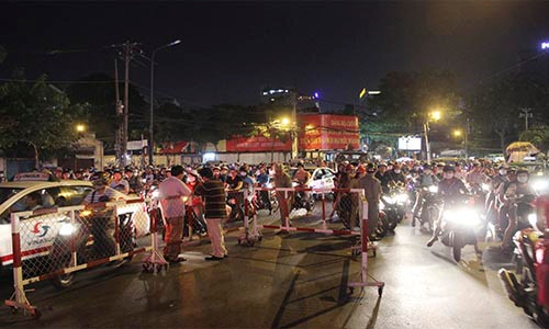 Hiện trường vụ án mạng xảy ra tối 24/10 ngay vòng xoay Dân Chủ tấp nập phương tiện.