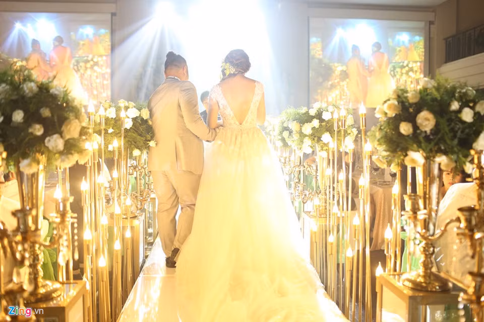 Khoảnh khắc cùng bước lên sân khấu lãng mạn của đôi trẻ.