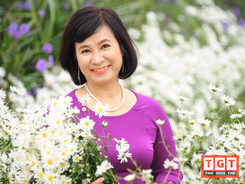 Là một trong những người yêu hoa, cô Nguyễn Thị Hương cùng hội bạn đều lên chức bà nội, bà ngoại của mình cũng không thể "làm ngơ" trước vẻ đẹp giản dị nhưng cuốn hút của những bông cúc họa mi trắng.