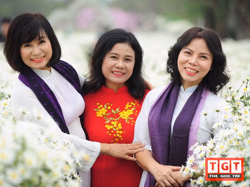 Với nhiều góc chụp tinh tế, dưới ống kính của nhiếp ảnh trẻ, nét đẹp phúc hậu, hiền từ và sức trẻ của những người phụ nữ Việt Nam tuổi lục tuần đong đầy xúc cảm với người xem qua từng shoot hình.