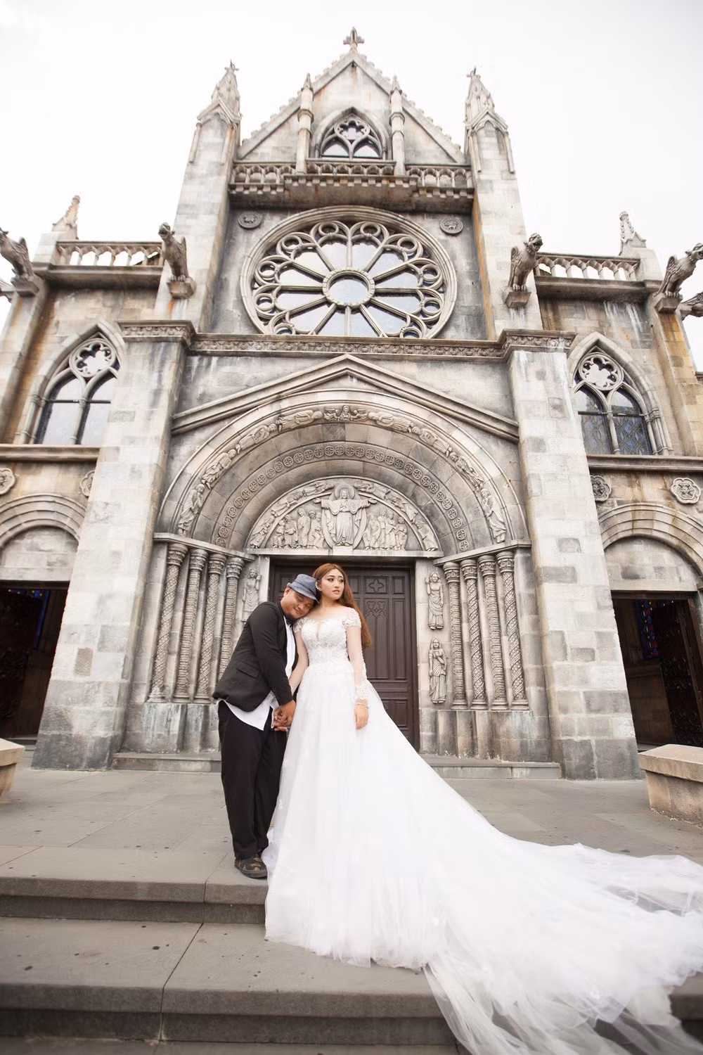 Hôn lễ của thành viên nhóm FAPtv và bạn gái diễn ra trong vòng hai ngày. Ngày 3/12 tiến hành lễ rước dâu và ngày 4/12 đãi tiệc bạn bè. Đến chung vui cùng đôi trẻ sẽ có những người bạn thân thiết trong giới nghệ sĩ như Trấn Thành, Cát Phượng, Kiều Minh Tuấn, Hồ Việt Trung...