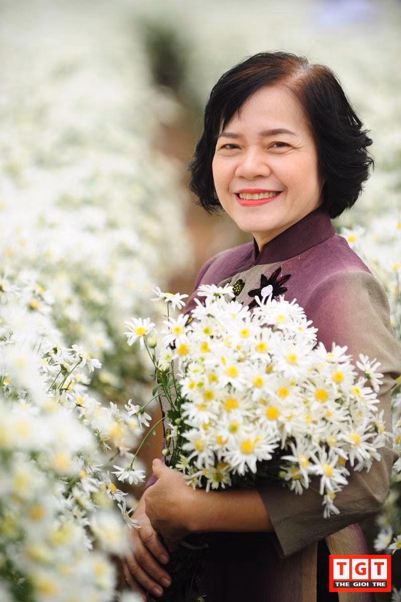 Đến khi nhiều tuổi một chút, bận con cái gia đình nên hội các bà ngoại, bà nội của cô Hương chẳng ai mời gọi nhau đi chơi được nhiều nữa, cùng lắm cũng chỉ rủ nhau ra quán café ngồi tám chuyện con cậu con tớ… nhanh nhanh rồi cũng đến lúc phải ra về. Những năm tháng hậu thanh xuân đó đã bớt đẹp đi chút chút rồi.