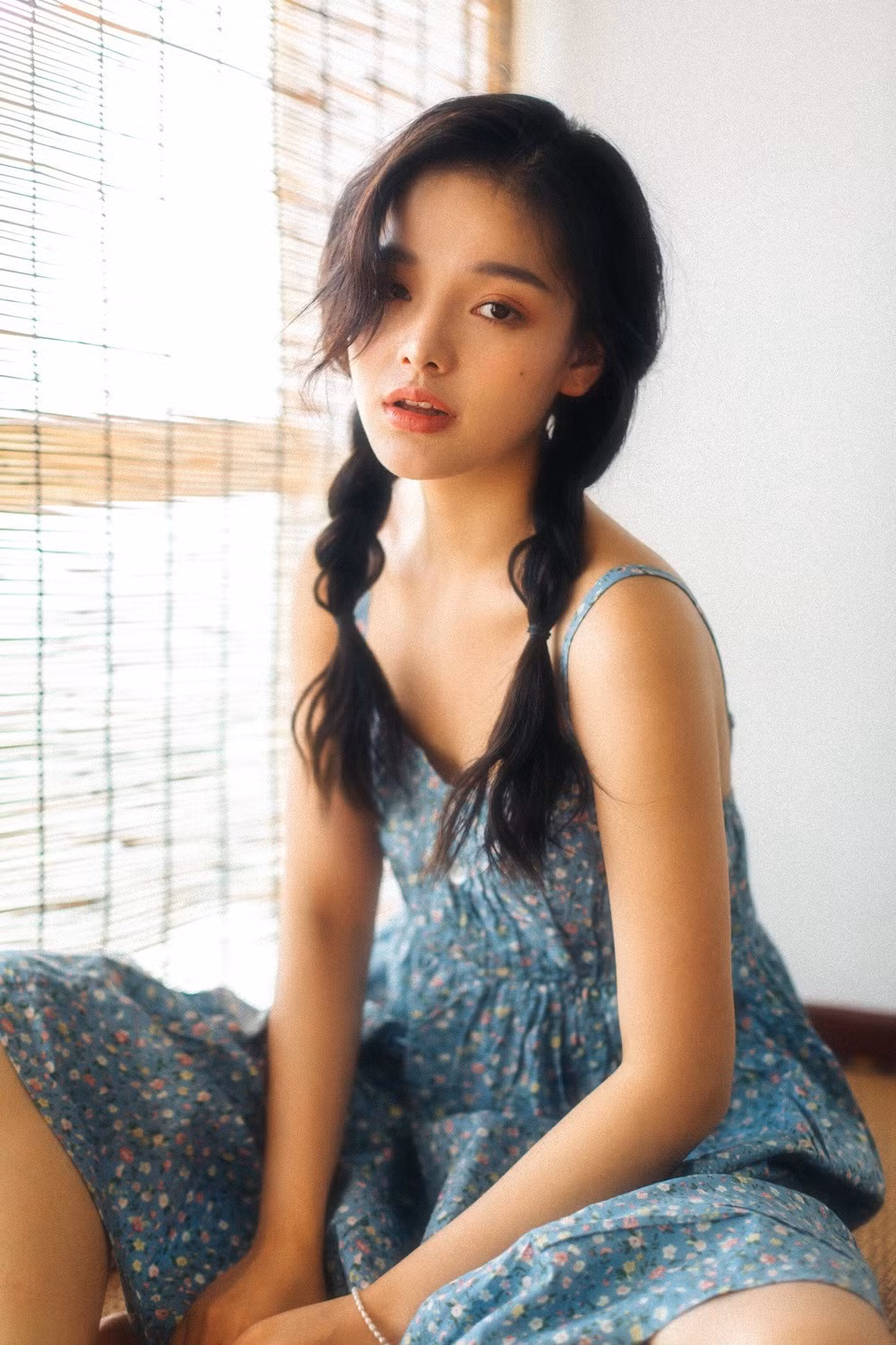 Không chỉ là người mẫu thời trang, cô nàng cũng có nhiều mối quan hệ với các nghệ sĩ và được mời tham gia China International Fashion Week.