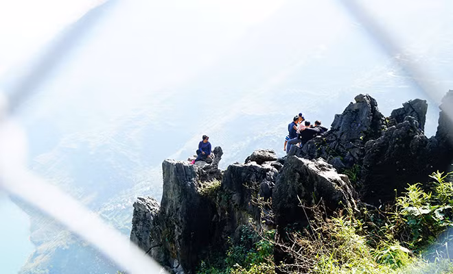 Ngồi chênh vênh trên mỏm đá, không biết sợ hãi là gì.