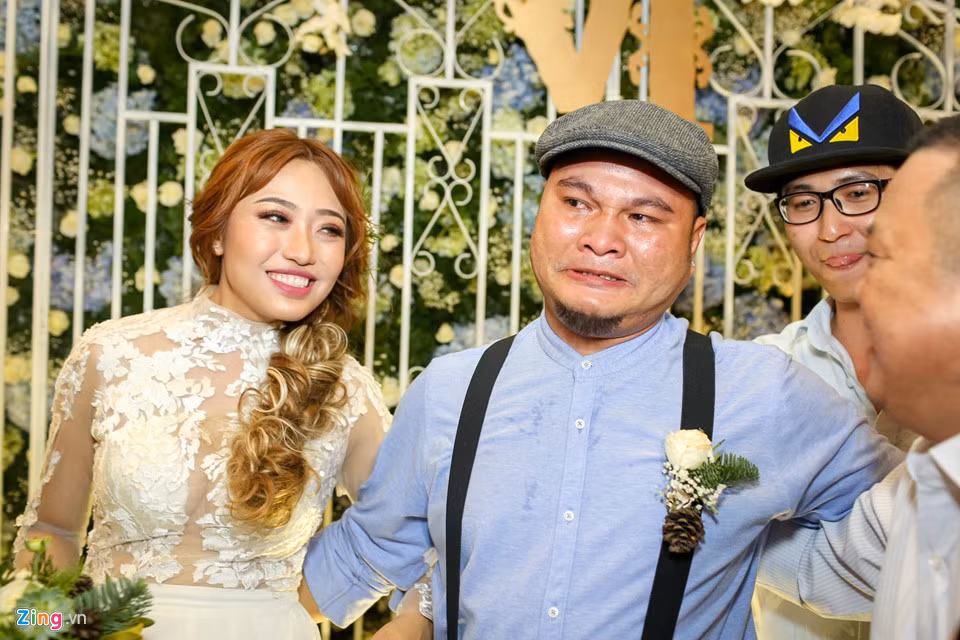 Vinh Râu nghẹn ngào trong ngày hạnh phúc.