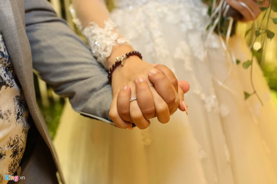 Trong ngày trọng đại, cả hai nắm chặt tay hạnh phúc không rời. Được biết, Vinh Râu và Minh Trang đã chuẩn bị hơn một năm rưỡi cho đám cưới này.