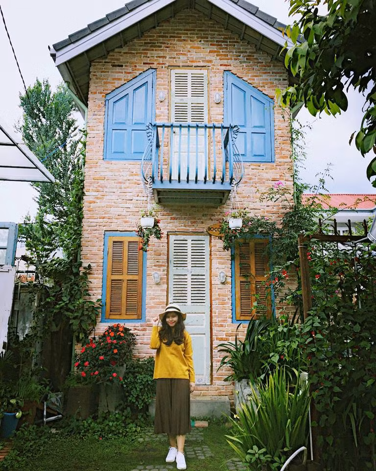 Theo chia sẻ chuyến đi Đà Lạt của Huyền Trang lần này kéo dài trong 6 ngày với tổng chi phí vào khoảng 5,5 triệu. Cô nàng 9x đã ghé thăm rất nhiều những địa điểm du lịch nổi tiếng ở thành phố này. Tất cả đều được miêu tả rất cụ thể để mọi người cùng tham khảo như: Quảng trường Lâm Viên, Chợ đêm, Chùa Tàu, Tiệm Bánh Cối Xay Gió, Nguyệt Vọng Lầu, Ga Đà Lạt, Trường Cao đẳng sư phạm Đà Lạt, Langbiang, Vườn dâu, Chùa Linh Phước ( Chùa Ve Chai)…