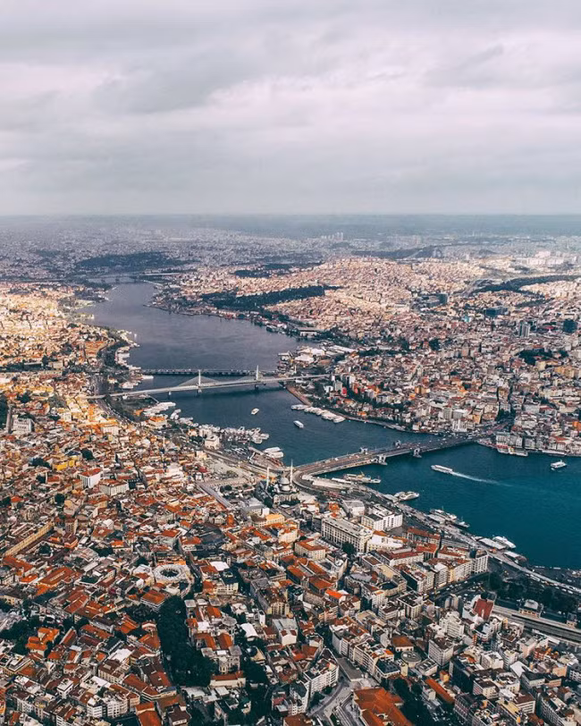 Thành phố Istanbul là điểm đến hấp dẫn đối với du khách từ khắp thế giới. Nơi đây nổi tiếng với văn hóa đa dạng và các công trình nổi tiếng như Nhà thờ xanh, eo biển Bosphorus và vương cung thánh đường Hagia Sofia.
