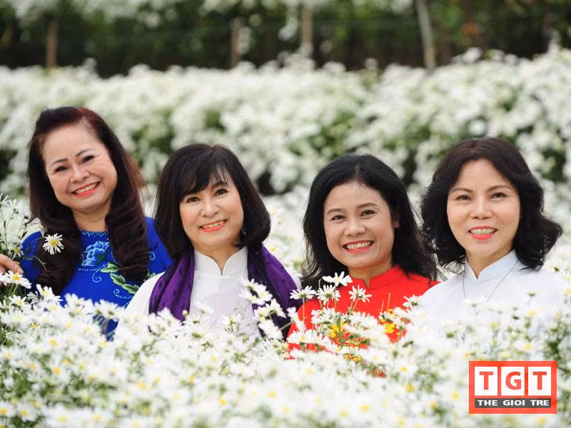 Những bức ảnh ghi lại khoảnh khắc rất tự nhiên, không hề "già" mà đầy sức sống và sự yêu đời của các bà nội, bà ngoại.