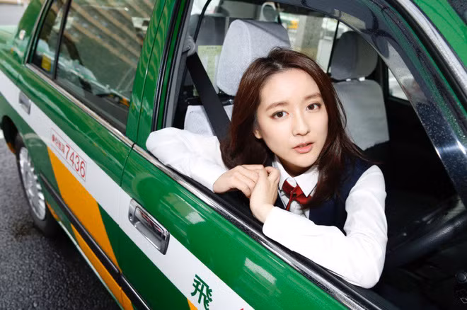 Mắc kẹt khi tắc đường có thể giống như địa ngục với nhiều người, nhưng sẽ là ngược lại hoàn toàn nếu bạn đang ngồi trên chiếc xe của nữ tài xế cực xinh đẹp và hấp dẫn có tên Ikuta Kana. Kana là một nữ tài xế xinh đẹp nổi tiếng của xứ sở hoa anh đào. Cô nàng xinh đẹp này sinh năm 1991 tại tỉnh Nagano, Nhật Bản.