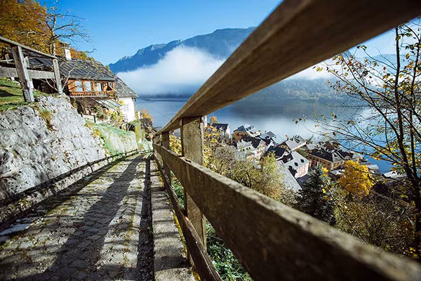 Ngôi nhà ở Hallstatt lưu giữ dấu tích kiến trúc thời Trung cổ, cùng cách trang trí đậm chất phương Tây. Hầu hết các nhà ở đây đều có những bậu cửa sổ gỗ đầy hoa rủ xuống, đủ sắc màu.