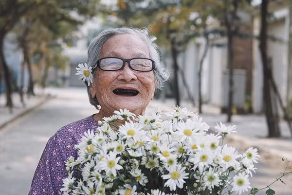 Vốn quen nhau từ trước khi vào trung tâm, vậy nên hai cụ lại càng thêm phần thân thiết và gần gũi.