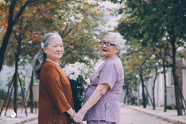 Nhìn thấy bà mình, mẹ mình được tham gia nhiều hoạt động, được sống vui vẻ, lạc quan bên những người bạn già, con cháu của các cụ càng cảm thấy hạnh phúc hơn bội phần.