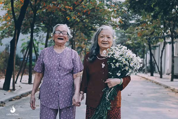 Chị Hoàng Thị Thu Ngân (Nhân viên tại Trung tâm) cho biết: ‘Hai cụ là bạn cùng chung phòng ở trung tâm nên rất hay nói chuyện với nhau về ngày xưa, lại còn hay tham gia các hoạt động mà Diên Hồng tổ chức. Đặc biệt là hai cụ rất vui tính, thường gọi nhau theo cách ngày xưa là gọi tên chồng'.