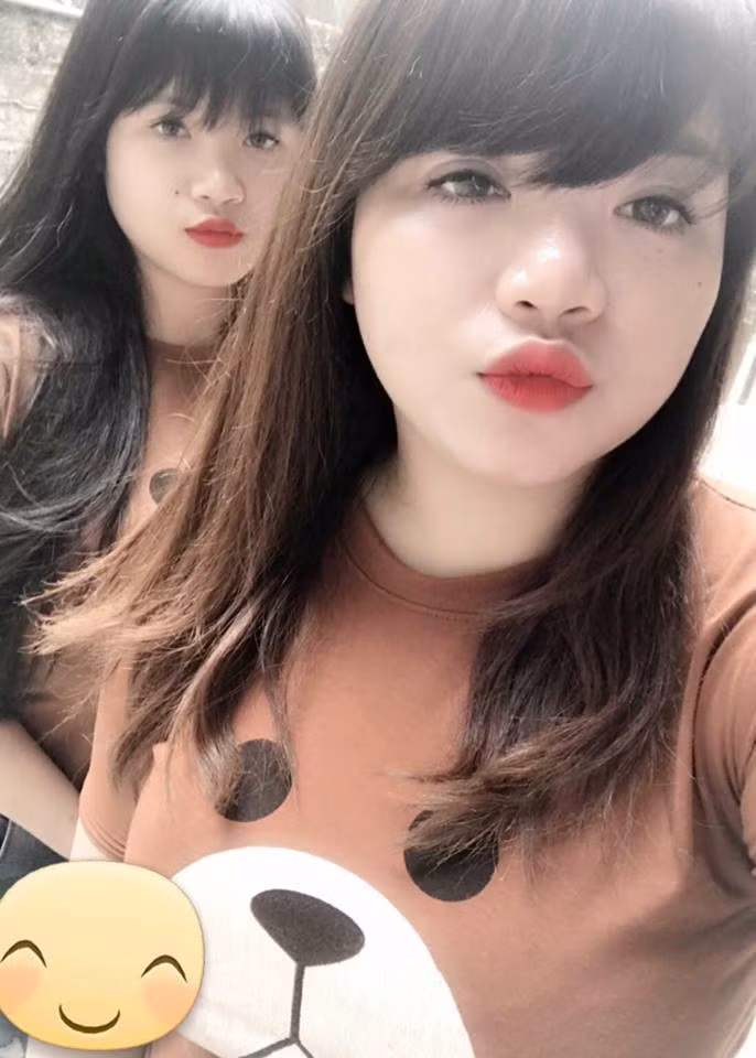 Điều khiến những bạn trẻ đang quan tâm, theo dõi cô nữ sinh lớp 12 này thêm tò mò đó là trong chương trình, Thu Trang có nhắc đến người chị gái ruột của mình và cũng khẳng định rằng, vòng 1 của cô chị cũng không kém gì so với cô em.