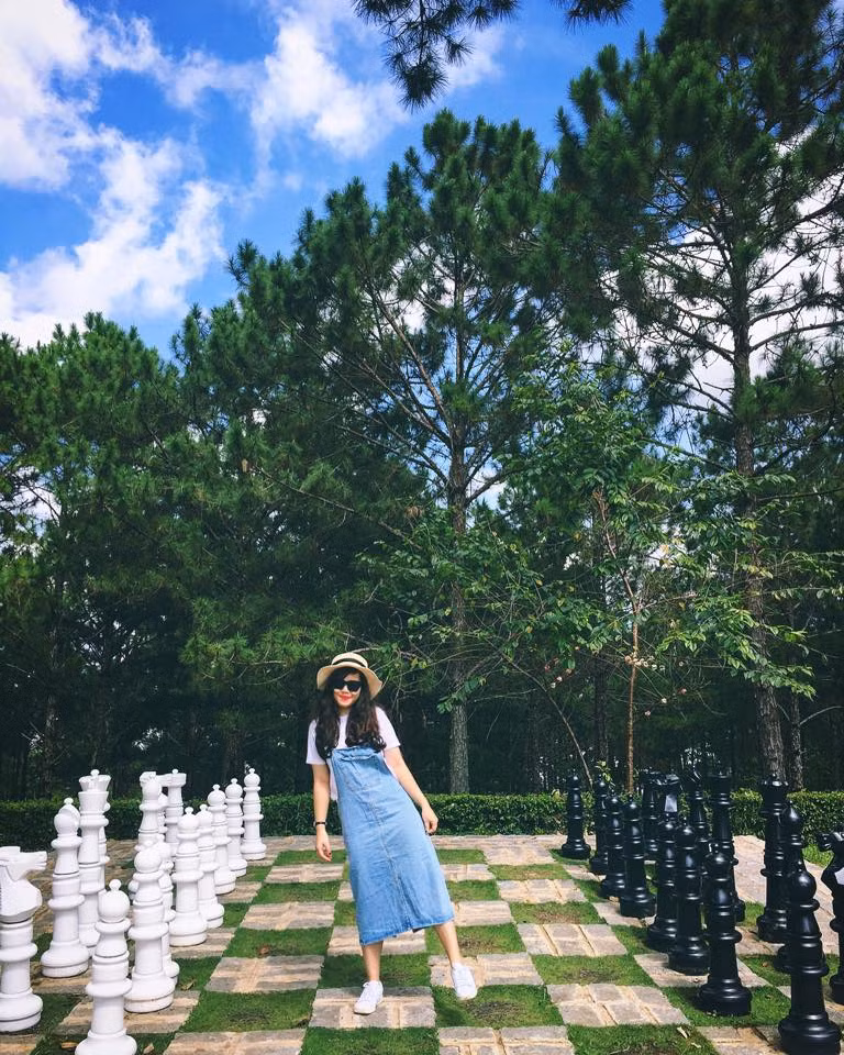 "Ở Đà Lạt có 3 Dinh, mình chọn đi Dinh 1. Dinh 1 mới được đầu tư tu sửa ở bên ngoài, có rất nhiều điểm chụp ảnh. Đường vào Dinh rất đẹp, được ví như con phố Paris . Tham quan bên ngoài là 30 ngàn, còn vào bên trong tham quan phòng làm việc, nơi ở, có tượng sáp, chơi trò chơi, mặc quần áo vua chúa ngày xưa thì 150 ngàn".