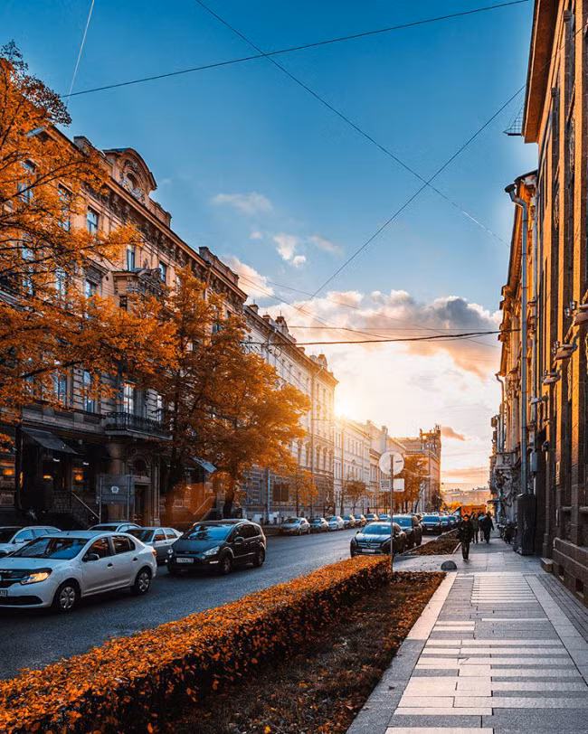 Saint Petersburg là thành phố lớn thứ hai ở Nga và cũng là một trong những thành phố đẹp nhất hành tinh. Nơi đây nổi tiếng với các công trình kiến trúc cổ kính và không gian xanh yên tĩnh.