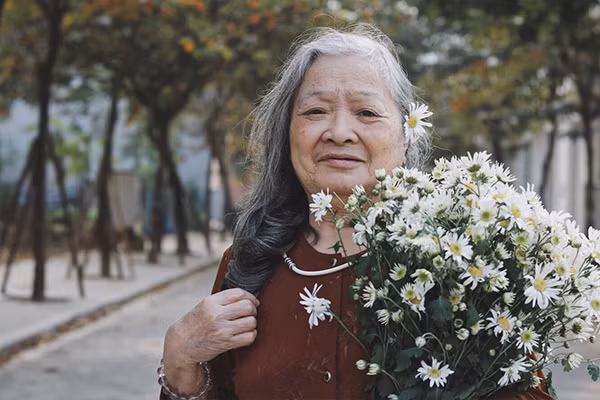 Cụ Vũ Thị Yên (88 tuổi, Hà Tây cũ) và cụ Lê Thị Thịnh (80 tuổi, Hà Tây cũ) là những người đồng hương, đồng đội và là những người bạn thân tại trung tâm dưỡng lão Diên Hồng (Hà Nội). Có cùng chung sở thích chụp ảnh, in ra để ngắm, đặc biệt là cùng thích hoa họa mi, cụ Yên, cụ Thịnh và nhiều cụ khác đã được các nhân viên ở trung tâm dưỡng lão Diên Hồng thực hiện bộ ảnh bên hoa cúc họa mi cuối vụ.