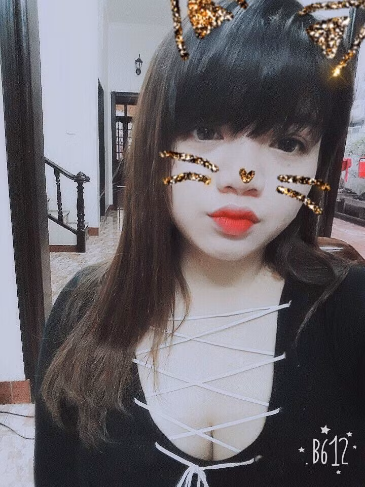 So với cô em khá nổi tiếng trên mạng xã hội với gần 70.000 người theo dõi, Giang lại dường như sống khá kín đáo. Cô chị hiếm khi đăng ảnh khoe vòng 1 gợi cảm như cô em. Những bức ảnh khoe vòng ngực khủng "nhấp nhô" bên dưới chỉ đếm trên đầu ngón tay, còn lại đa phần là ảnh "tự sướng" cận mặt.