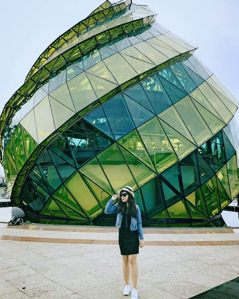 Những món ăn mà cô nàng “mách nước” cho các tín đồ du lịch khi đến Đà Lạt nhất định phải thử như: Lẩu gà lá é, Ốc nhồi thịt, bánh tráng nướng, kem bơ, cơm gà, bánh căn hải sản, bánh căn lệ, bánh ướt lòng gà, hoành thánh, đồ nướng...