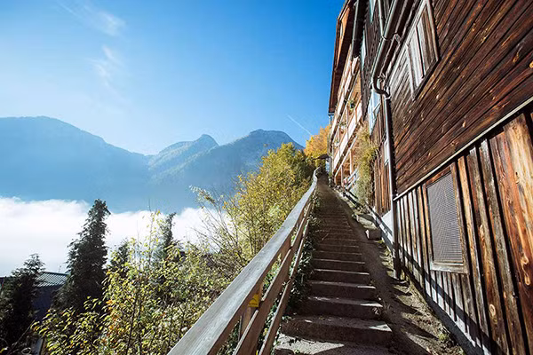 Anh Ninh gợi ý mùa cao điểm du lịch ở đây cũng như tất cả các địa điểm du lịch khác trong châu Âu là khoảng tháng 7 đến tháng 9. Thời gian này có rất đông khách du lịch, ngoài ra các mùa khác ở Hallstatt cũng đẹp không kém, mỗi mùa cảnh vật mang một dáng vẻ khác nhau.