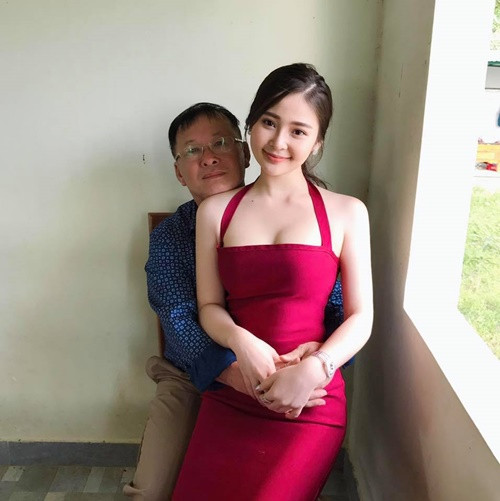 Thực chất người mà dân mạng nghĩ là đại gia chính là bố ruột của Thảo Nguyên. Cô gái xinh đẹp cũng khẳng định, bố rất yêu thương cô và gia đình thừa điều kiện cho cô học tập, không cần sự chu cấp của bất cứ đại gia nào. Ảnh: FB, Instagram nhân vật.