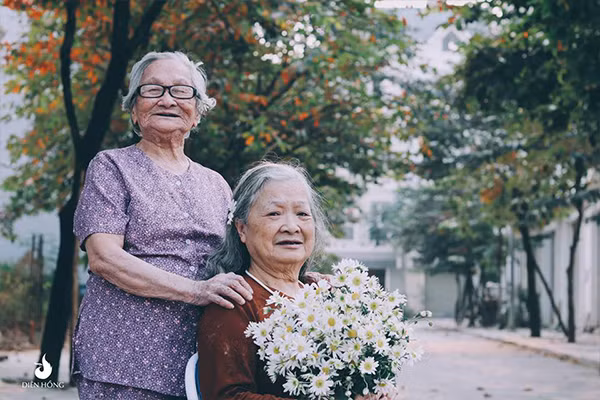 Được biết, cụ Lê Thị Thịnh vào trung tâm từ đầu năm. Vì sức khỏe không còn tốt, lại bị bệnh tiểu đường, ở nhà chủ yếu nằm với ngủ nên được con cháu đưa vào trung tâm ở bán trú. Còn cụ Yên thì vào muộn hơn, chỉ mới được 3 tháng nhưng ở dài hạn tại trung tâm, đến cuối tuần con cháu đón về nhà chơi.