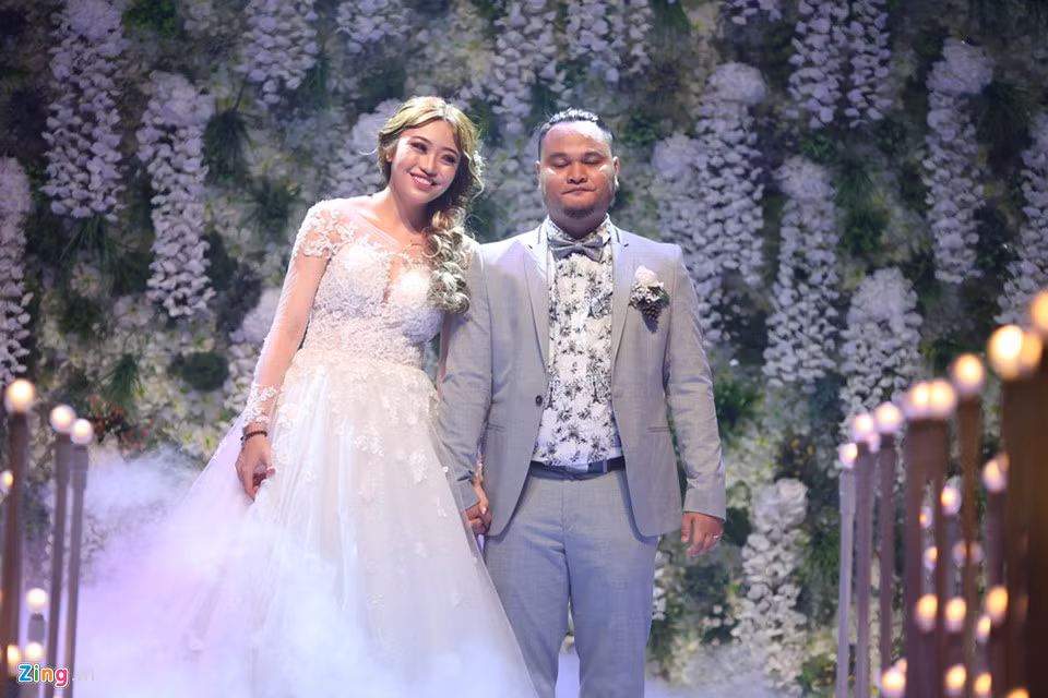 Cô dâu chú rể nắm chặt tay nói lời cảm ơn quan khách.