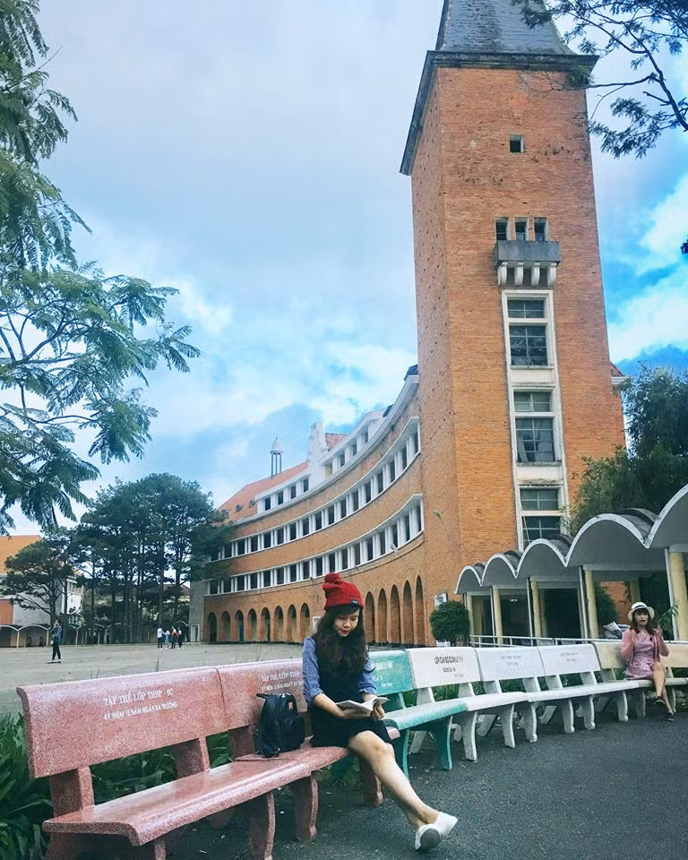 "Trường Cao đẳng Sư phạm Đà Lạt sẽ được vào khi sinh viên nghỉ, sau 11h trưa, chiều thì sau 17h. Đến đó sẽ phải xuất trình giấy tờ cho bảo về và khi ra bảo vệ có nói là tùy tâm đóng góp phí vệ sinh trường. Nên đi buổi trưa, vì mình đi vào chiều, trời tối, chụp xấu lắm, trời tối nhanh".