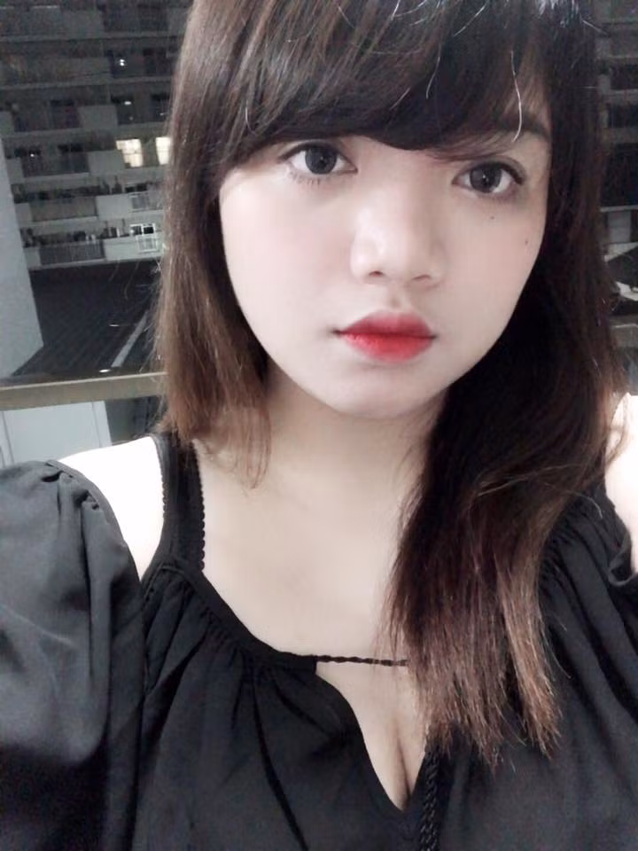 Trên trang Facebook cá nhân của mình, mỗi bức ảnh khoe vòng một "hàng khủng" "lấp ló" của mình là cô chị lại bị bạn bè trêu đùa rằng: "Phải nói ảnh nào cũng vậy, bự thật" hay "đồ sộ thế"...