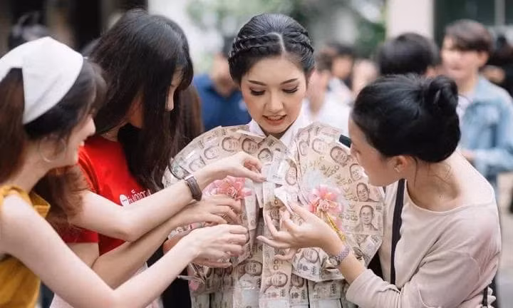 Bộ lễ phục tốt nghiệp của cô nàng nhanh chóng thu hút đông đảo sự chú ý của sinh viên trong trường. Đa số đều tỏ ra ngưỡng mộ trước kiểu ăn chơi "không đụng hàng" của cô nàng.