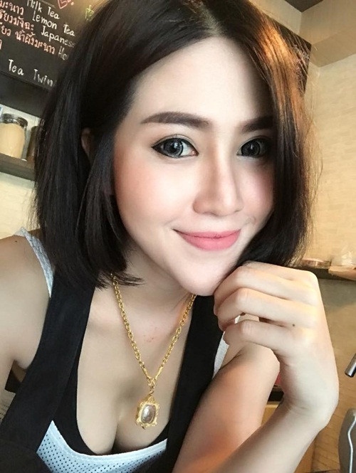 Mạnh dạn trong ý tưởng kinh doanh, Suthisa cũng tuyển lựa nhân viên rất tỉ mỉ, cẩn thận. Không chỉ có ngoại hình ưa nhìn, quyến rũ, những nhân viên ở đây còn phục vụ khách hàng rất tận tâm, chu đáo.