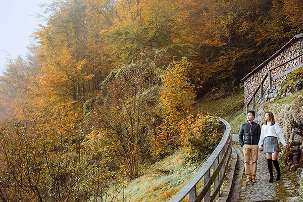 Anh Ninh bật mí, hành trình này các bạn nên dành thời gian khoảng 5 cho 3 điểm Salzburg Hallstatt và Vienna. Đặc biệt, anh khuyên đến Hallstatt đừng bỏ lỡ dịch vụ thuê thuyền đi ra hồ Hallstaetter See - một trong những hồ đẹp nhất nước Áo. Từ đây các bạn có thể ngắm view toàn cảnh ngôi làng ven hồ Hallstatt (giá 20 eur/giờ).