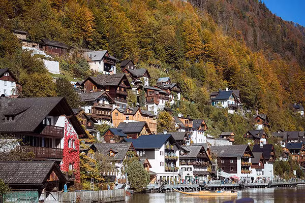 Bộ ảnh thiên nhiên ở ngôi làng đẹp nhất nước Áo mang tên Hallstatt (thuộc vùng Salzkammergut) của chàng nhiếp ảnh Ngô Quang Ninh (đang làm việc tại Pháp) khiến dân mạng không khỏi 'cuồng chân' bởi vẻ đẹp hệt như trong tranh này.