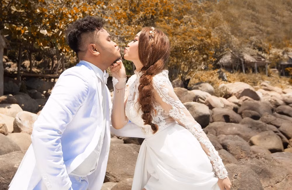 Nụ hôn tình tứ xen lẫn sự hài hước của Vinh Râu và Lương Minh Trang.