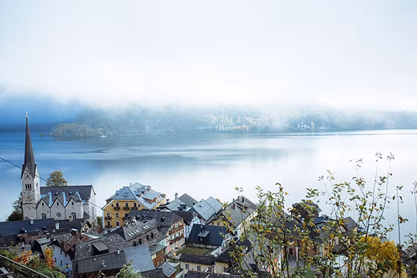 Chia sẻ cảm giác khi đặt chân đến ngôi làng như cổ tích, đầy chất thơ này, bản thân anh Ninh vô cùng bất ngờ trước khung cảnh trước mắt. Các ngôi nhà trong làng Hallstatt đều dựa lưng vào núi, mặt hướng ra hồ.