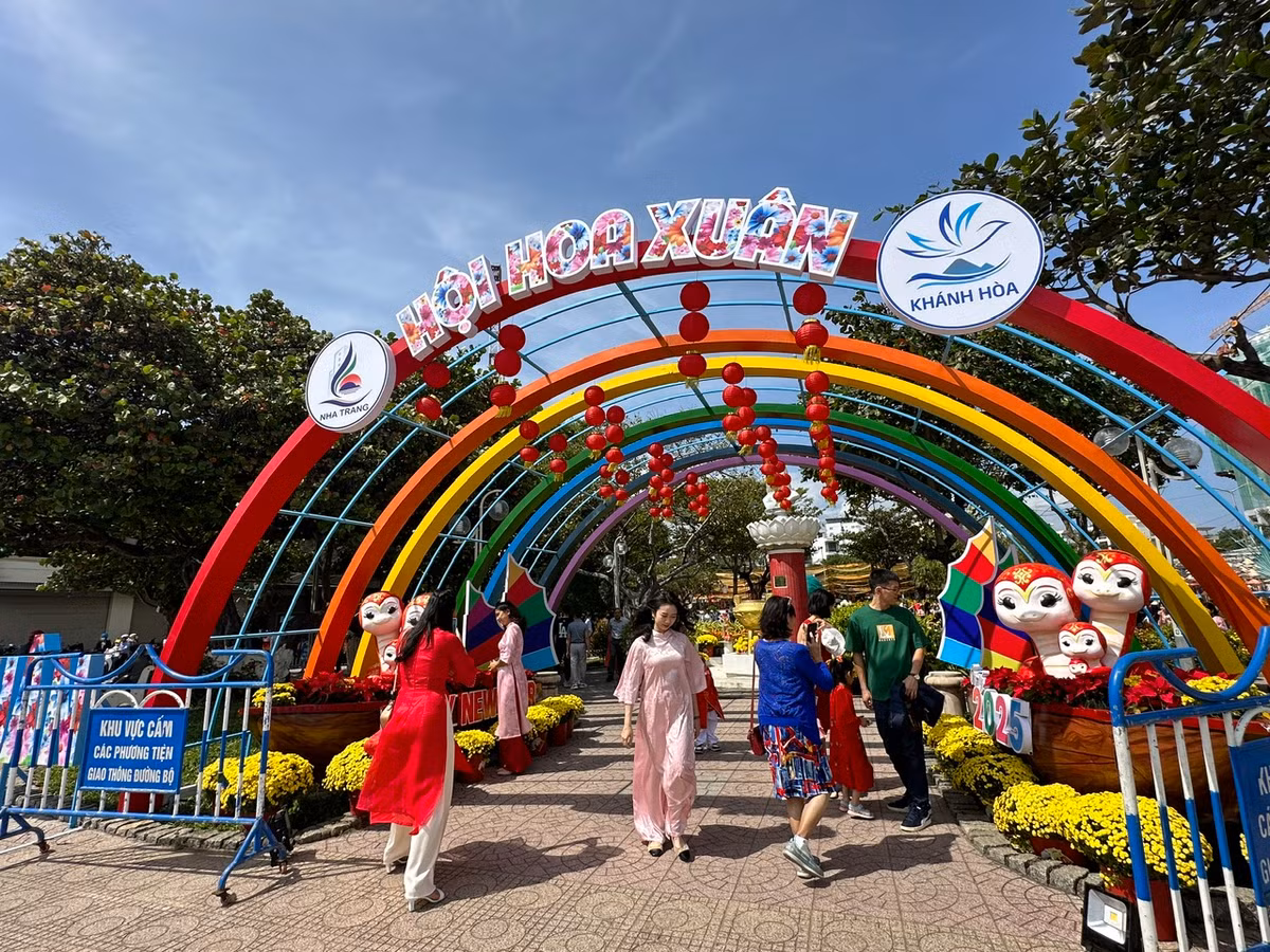 Hội hoa xuân rực rỡ sắc màu.