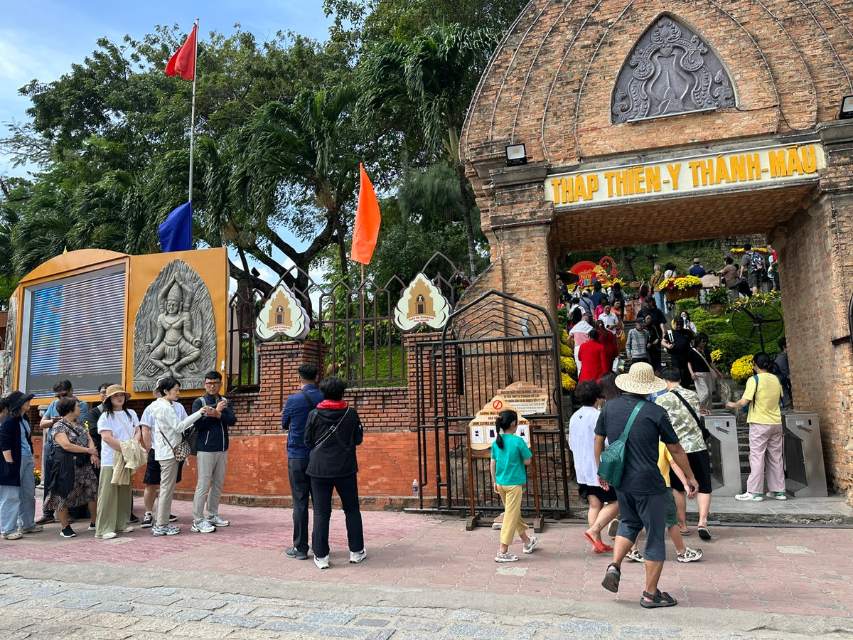 Tháp Bà Ponagar đón rất đông người dân và khách du lịch nô nức đến xin lộc, du xuân…