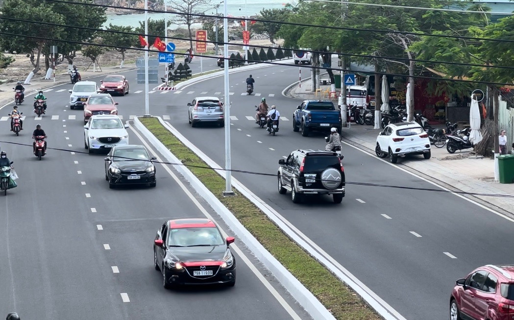 Ghi nhận của phóng viên báo Tri thức &amp; Cuộc sống, ngày đầu năm mới các tuyến đường chính ở trung tâm TP Nha Trang giao thông chưa đông. Trời nắng nhẹ, hơi se lạnh, nhiệt độ trung bình từ 20-26 độ, điều kiện lí tưởng cho các hoạt động du Xuân trên phố biển xinh đẹp.