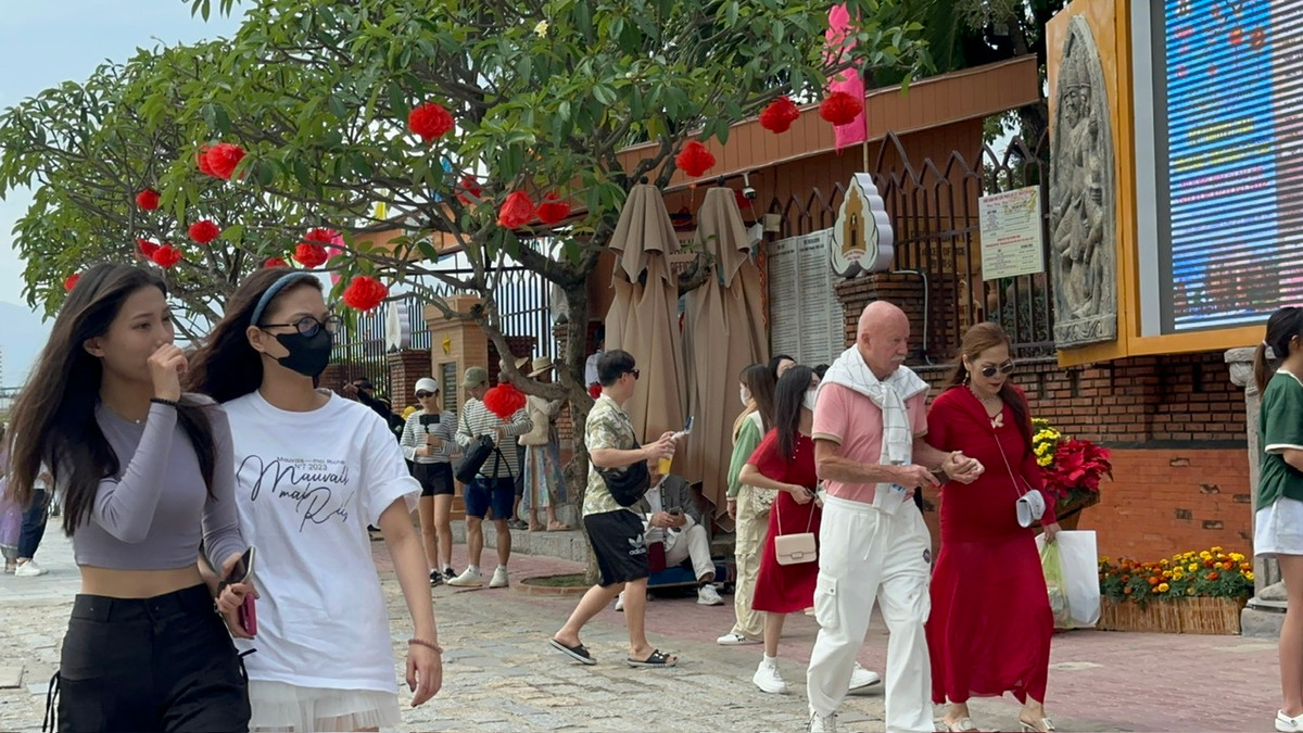 Không gian mùa xuân ấm áp trong lòng thành phố biển xinh đẹp, mở ra những khát vọng cuộc sống cùng ước mơ, hoài bão.