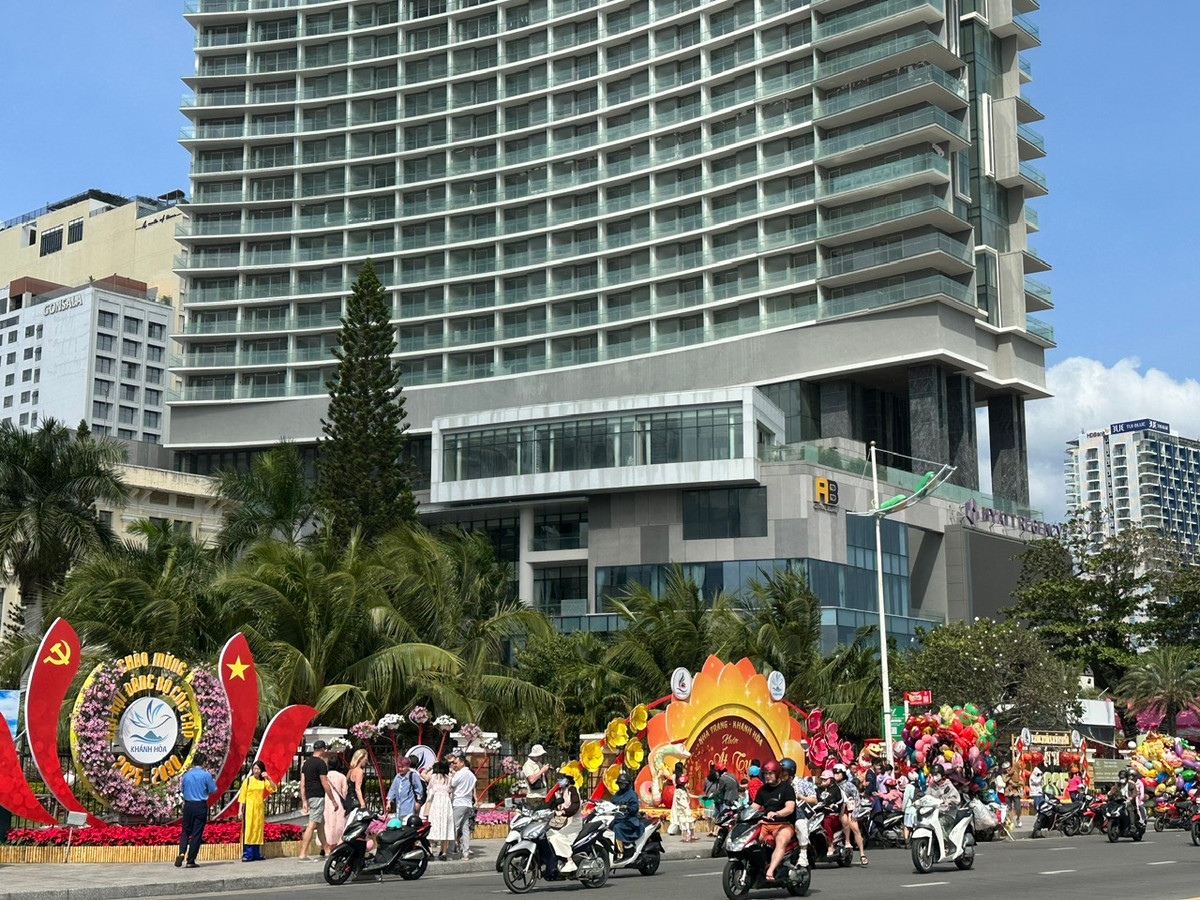 Xuân về, phố biển Nha Trang khoác màu áo mới rực rỡ.