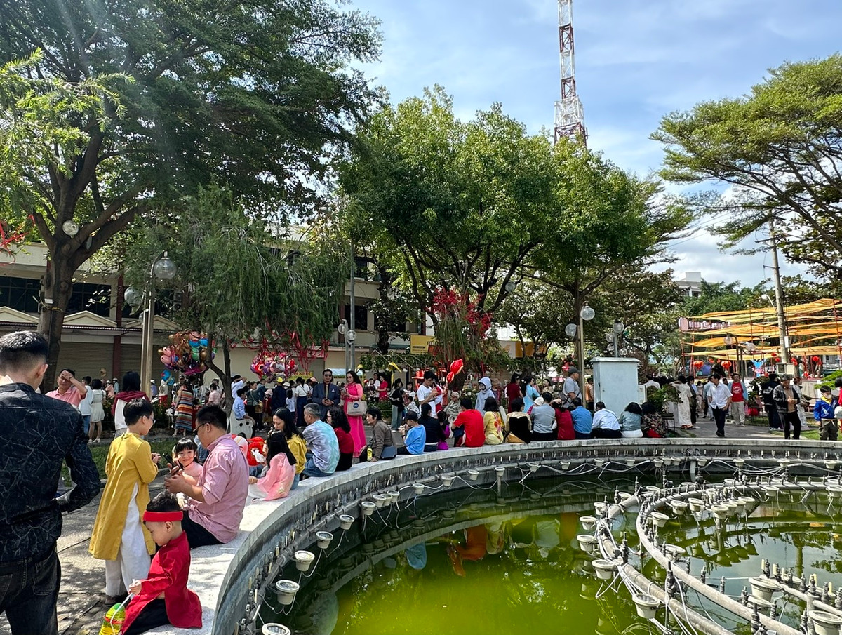 Nhiều người dân địa phương và du khách tới tham quan Hội Hoa xuân năm 2025 ở khu vực Công viên Yến Phi (P. Xương Huân, TP Nha Trang).