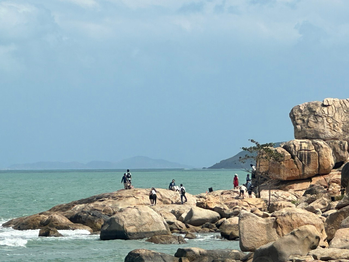 Ngày đầu xuân tại Khu du lịch Hòn Chồng, phía Đông Bắc TP Nha Trang, thuộc phường Vĩnh Phước.