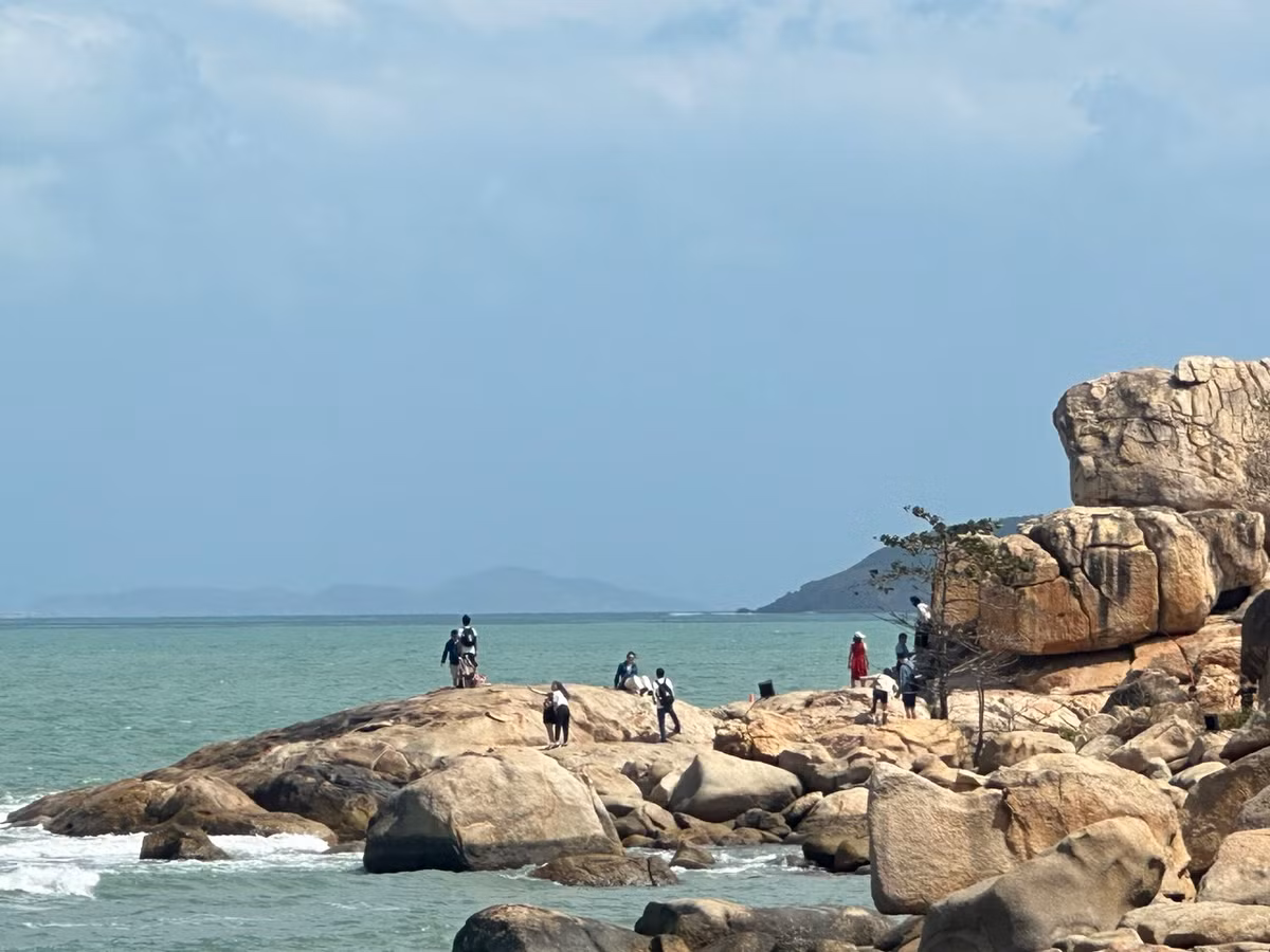 Ngày đầu xuân tại Khu du lịch Hòn Chồng, phía Đông Bắc TP Nha Trang, thuộc phường Vĩnh Phước.